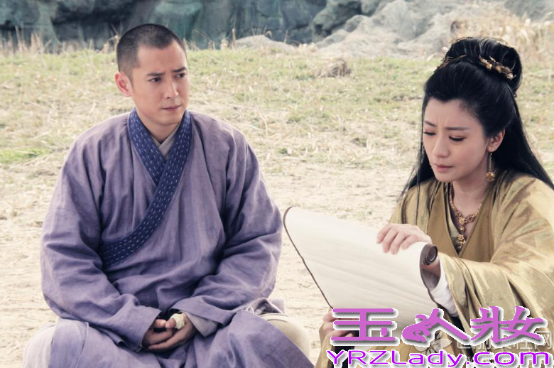 金庸的经典名作《新天龙八部》即将上映，苏有朋、贾静雯、高圆圆在《新天龙八部》的片场再聚首，苏有朋与贾静雯更是再续前缘，勾起了大家的武侠回忆。