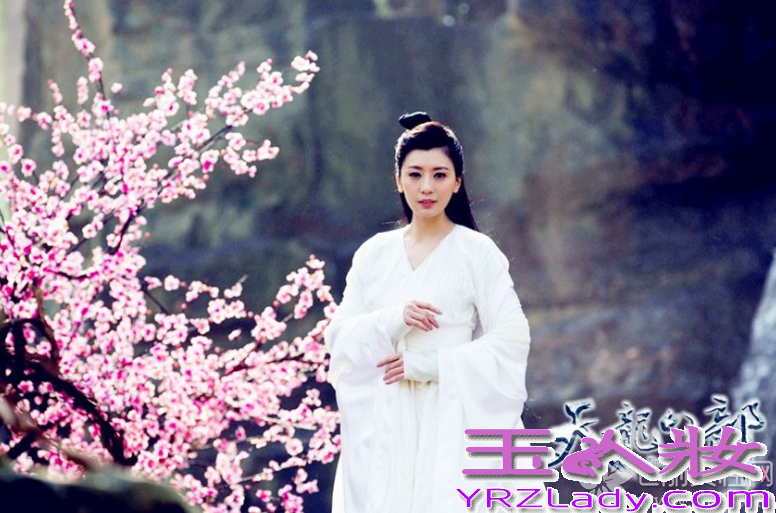 金庸的经典名作《新天龙八部》即将上映，苏有朋、贾静雯、高圆圆在《新天龙八部》的片场再聚首，苏有朋与贾静雯更是再续前缘，勾起了大家的武侠回忆。