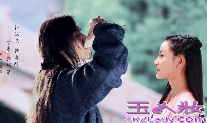 金庸的经典名作《新天龙八部》即将上映，苏有朋、贾静雯、高圆圆在《新天龙八部》的片场再聚首，苏有朋与贾静雯更是再续前缘，勾起了大家的武侠回忆。