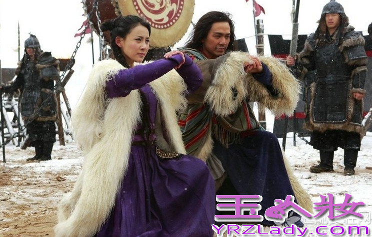 金庸的经典名作《新天龙八部》即将上映，苏有朋、贾静雯、高圆圆在《新天龙八部》的片场再聚首，苏有朋与贾静雯更是再续前缘，勾起了大家的武侠回忆。