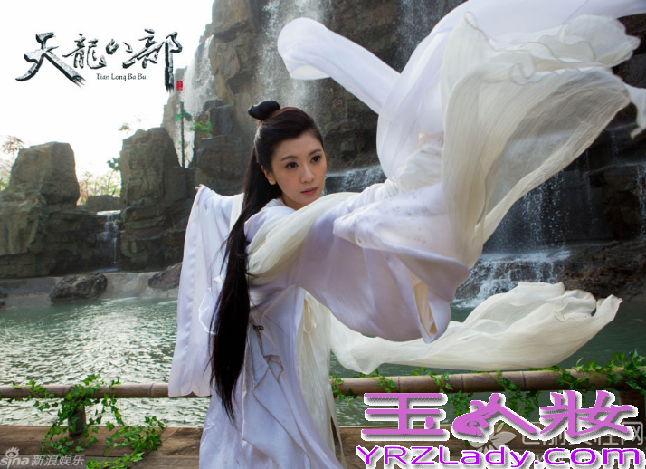 金庸的经典名作《新天龙八部》即将上映，苏有朋、贾静雯、高圆圆在《新天龙八部》的片场再聚首，苏有朋与贾静雯更是再续前缘，勾起了大家的武侠回忆。