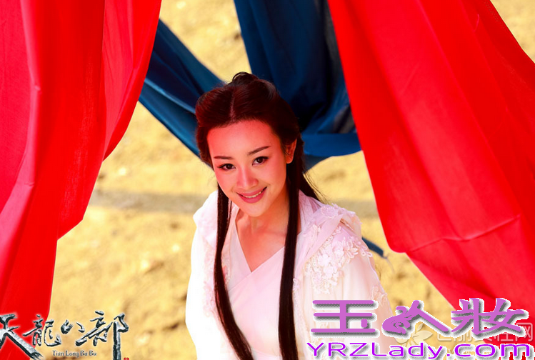 金庸的经典名作《新天龙八部》即将上映，苏有朋、贾静雯、高圆圆在《新天龙八部》的片场再聚首，苏有朋与贾静雯更是再续前缘，勾起了大家的武侠回忆。