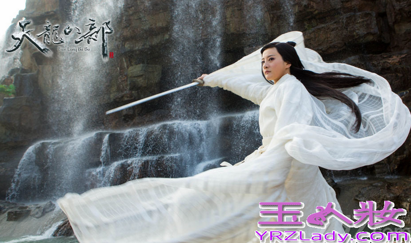 金庸的经典名作《新天龙八部》即将上映，苏有朋、贾静雯、高圆圆在《新天龙八部》的片场再聚首，苏有朋与贾静雯更是再续前缘，勾起了大家的武侠回忆。