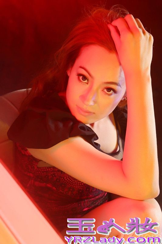 2013的年末悄悄地来临，歌手苏小花近日发表了全新单曲《花心的男人》，成为了她在2013年的完美收官之作，由其主演的MV同步上线。苏小花更是突破以往的性感火辣路线，在MV中摇身变成“情歌女神”，与同门师妹、中央电视台《星光大道》人气选手李佳丹一起狂飙感情戏码，成为“情敌”，可谓看点十足。