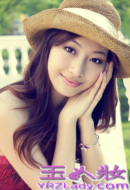 个性坚韧的温雅时刻给我们带来一股正能量，10月份正式加盟浙江卫视，麻辣女主播备受瞩目，最近因为当众换衣被偷拍，顷刻之间火爆了起来，下面小编就来带你看看这位性感美女主播温雅的写真集，妩媚风情pk清纯可人。