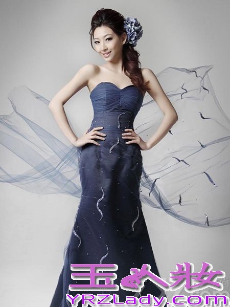 个性坚韧的温雅时刻给我们带来一股正能量，10月份正式加盟浙江卫视，麻辣女主播备受瞩目，最近因为当众换衣被偷拍，顷刻之间火爆了起来，下面小编就来带你看看这位性感美女主播温雅的写真集，妩媚风情pk清纯可人。