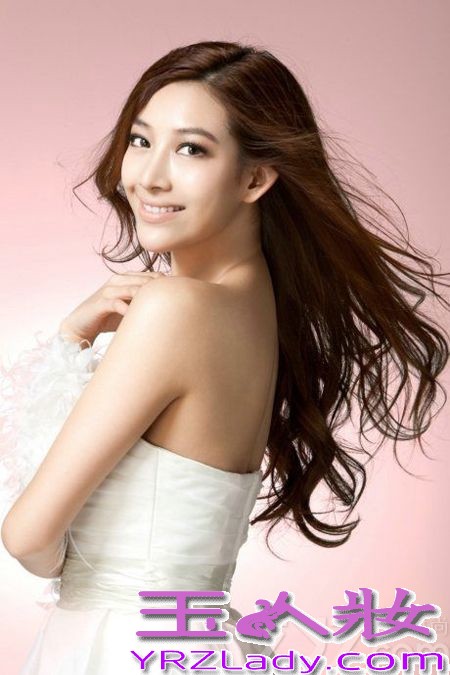 个性坚韧的温雅时刻给我们带来一股正能量，10月份正式加盟浙江卫视，麻辣女主播备受瞩目，最近因为当众换衣被偷拍，顷刻之间火爆了起来，下面小编就来带你看看这位性感美女主播温雅的写真集，妩媚风情pk清纯可人。