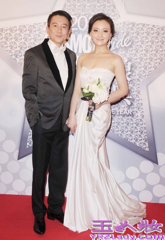 12月3日，由时尚新娘主办的2013婚尚盛典在京举行，整个会场星光璀璨、时尚奢华而又弥漫幸福滋味，新婚不久的孙茜蔡远航夫妇也甜蜜亮相，身穿一袭米色长礼服的孙茜洋溢着迷人的笑容，轻挽着老公蔡远航步入红毯，这是他们第二次参加婚尚盛典，去年两人还是以情侣的身份一同出席，如今也走入幸福的婚姻殿堂，正如孙茜所说：“《时尚新娘》的时尚盛典有一股神奇的幸福魔力。”