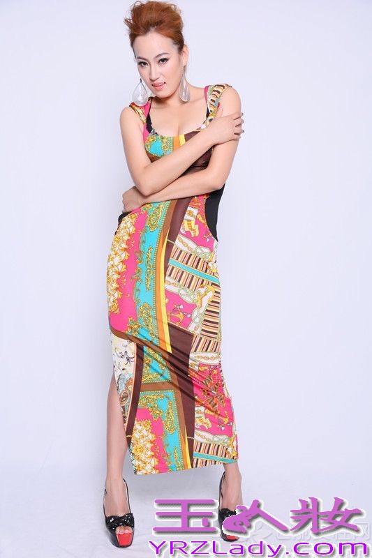 早前媒体曝光了苏小花全新魅惑私密写真照，以一袭V领性感超低胸上衣，配上超热短裙，苏小花“胸器”逼人露性感事业线，蜕变火辣性感女神，令无数男士遐想。此次其经纪公司不惜重金请来国内著名的摄影师量身拍摄全新专辑写真，贵族中带有个性，充满革新的时尚色彩，举手投足展现绚丽的＂情歌女神＂风采，也更显苏小花的好身材。拍照当天一早开工，虽已万事备妥，却恰逢苏小花的＂月事＂无预警来报到，她却仍强打起精神和腰杆子进行拍照工作，公司的工作人员担心她的身体状况，连续工作8个小时的苏小花却不喊累，还不断分享幽默的段子给大家听，苏小花表示“很感谢有超级厉害的团队打造，看到漂亮的成果后，一切的辛苦都值得了”。