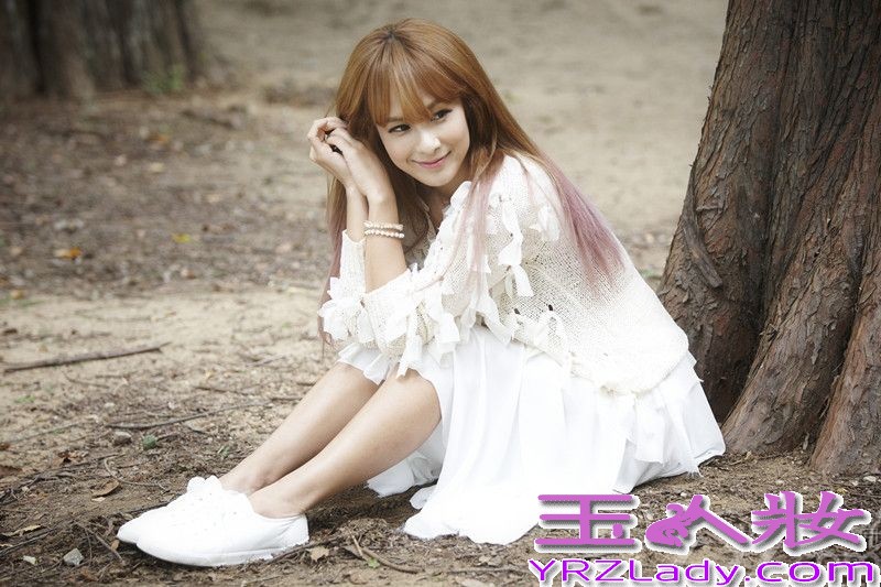 韩国女星蔡妍近日发布全新写真。写真中蔡妍背靠大树怡然安下，一袭白裙、一双白鞋子，安静纯美得宛如林中仙子。无论是抱膝轻笑的娇俏模样，还是双手合十的虔诚目光，都十分惹人怜爱，楚楚动人。