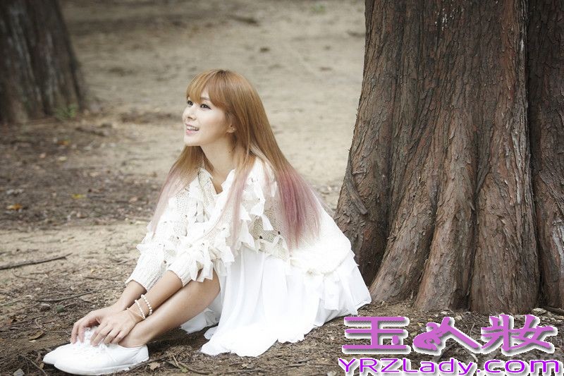 韩国女星蔡妍近日发布全新写真。写真中蔡妍背靠大树怡然安下，一袭白裙、一双白鞋子，安静纯美得宛如林中仙子。无论是抱膝轻笑的娇俏模样，还是双手合十的虔诚目光，都十分惹人怜爱，楚楚动人。