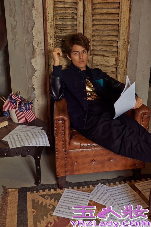 近日，吴克羣为《1626》杂志拍摄的封面和内页写真曝光。吴克羣复古装扮帅气出镜，扮演一位音乐诗人。据悉，由吴克羣携手张静初主演的电影《脱轨时代》即将上映。