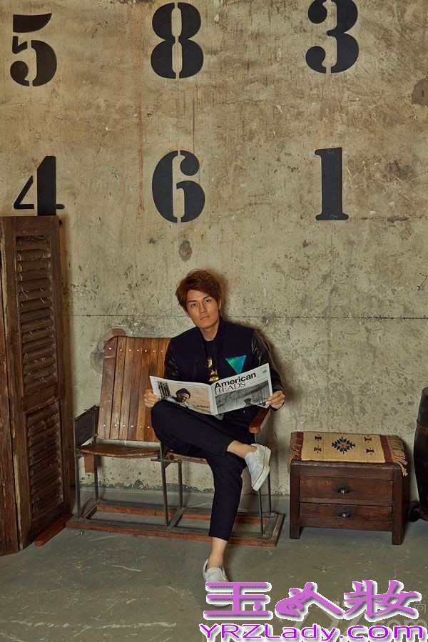 近日，吴克羣为《1626》杂志拍摄的封面和内页写真曝光。吴克羣复古装扮帅气出镜，扮演一位音乐诗人。据悉，由吴克羣携手张静初主演的电影《脱轨时代》即将上映。