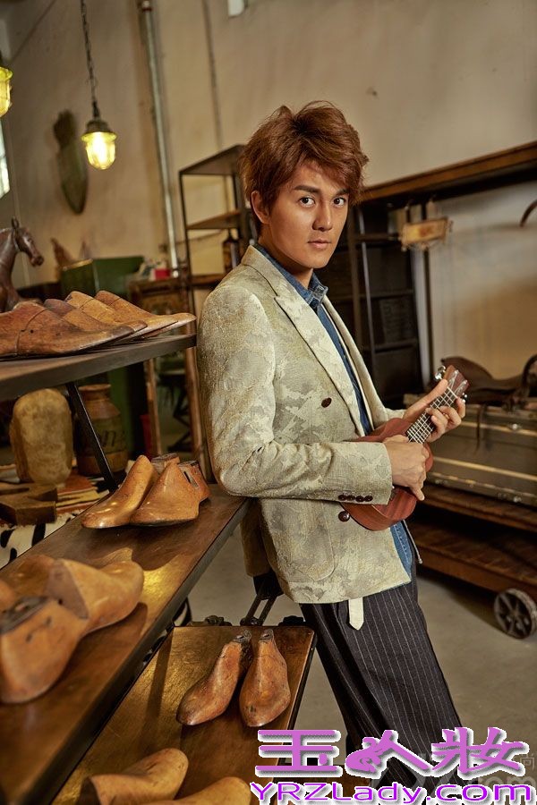 近日，吴克羣为《1626》杂志拍摄的封面和内页写真曝光。吴克羣复古装扮帅气出镜，扮演一位音乐诗人。据悉，由吴克羣携手张静初主演的电影《脱轨时代》即将上映。