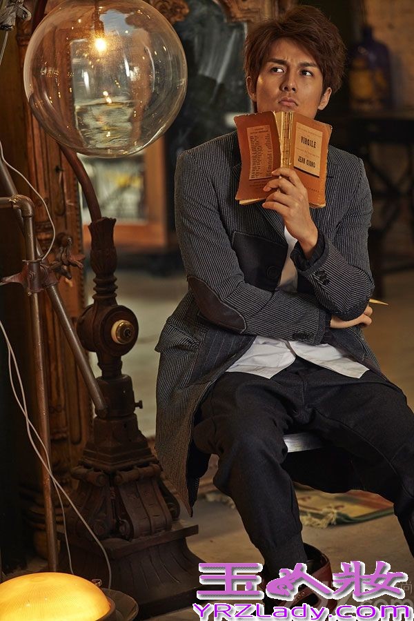 近日，吴克羣为《1626》杂志拍摄的封面和内页写真曝光。吴克羣复古装扮帅气出镜，扮演一位音乐诗人。据悉，由吴克羣携手张静初主演的电影《脱轨时代》即将上映。