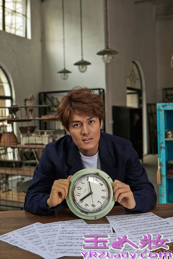 近日，吴克羣为《1626》杂志拍摄的封面和内页写真曝光。吴克羣复古装扮帅气出镜，扮演一位音乐诗人。据悉，由吴克羣携手张静初主演的电影《脱轨时代》即将上映。