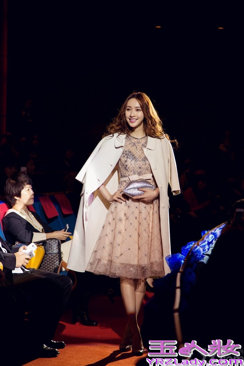 昨日，演员张俪不惧严寒天气，一天之内连续赶场忙通告，下午为某品牌活动站台，晚上又盛装出席《世界》杂志2013旅游盛典颁奖礼，并获＂魅力明星旅行家＂称号。先捞金再拿奖，刚从片场回京的张俪可谓马不停蹄。一直活跃在电视屏幕上的张俪，被媒体盛赞为“工作狂”，电视剧抢滩各大卫视，全年无休辗转各地拍戏。此次为某高端数码新品站台宣传，当天她以一身粉色花苞裙亮相，大方分享自己使用电子产品时的私密小故事，更现场爆料恩师赵宝刚导演也是“游戏控”，玩起单机游戏来曾经称霸剧组。