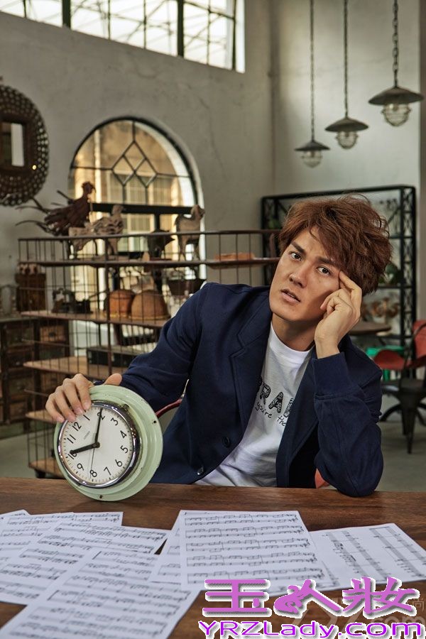 近日，吴克羣为《1626》杂志拍摄的封面和内页写真曝光。吴克羣复古装扮帅气出镜，扮演一位音乐诗人。据悉，由吴克羣携手张静初主演的电影《脱轨时代》即将上映。