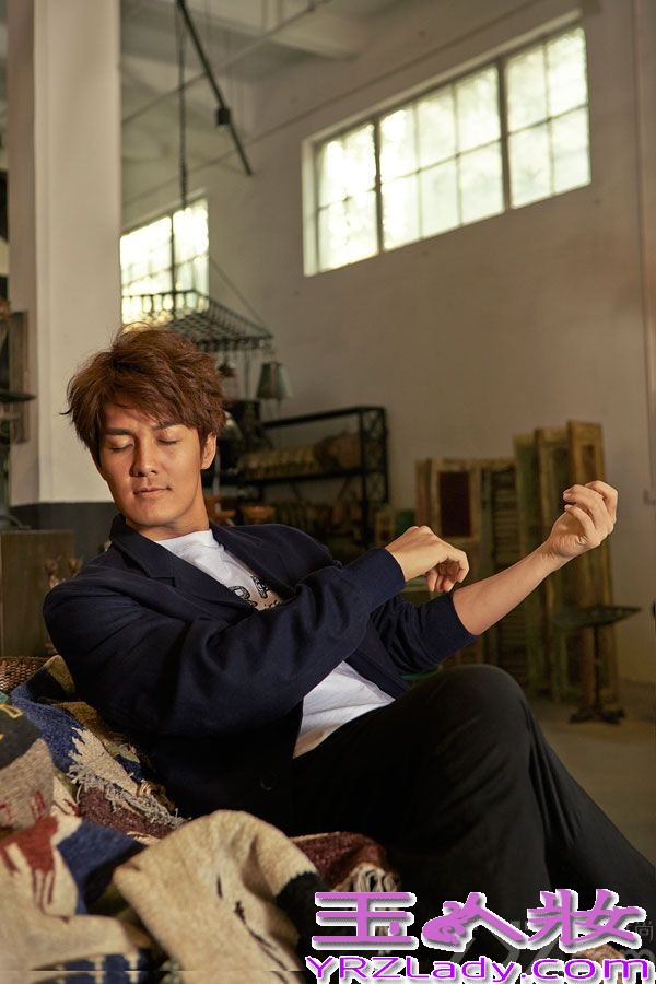 近日，吴克羣为《1626》杂志拍摄的封面和内页写真曝光。吴克羣复古装扮帅气出镜，扮演一位音乐诗人。据悉，由吴克羣携手张静初主演的电影《脱轨时代》即将上映。