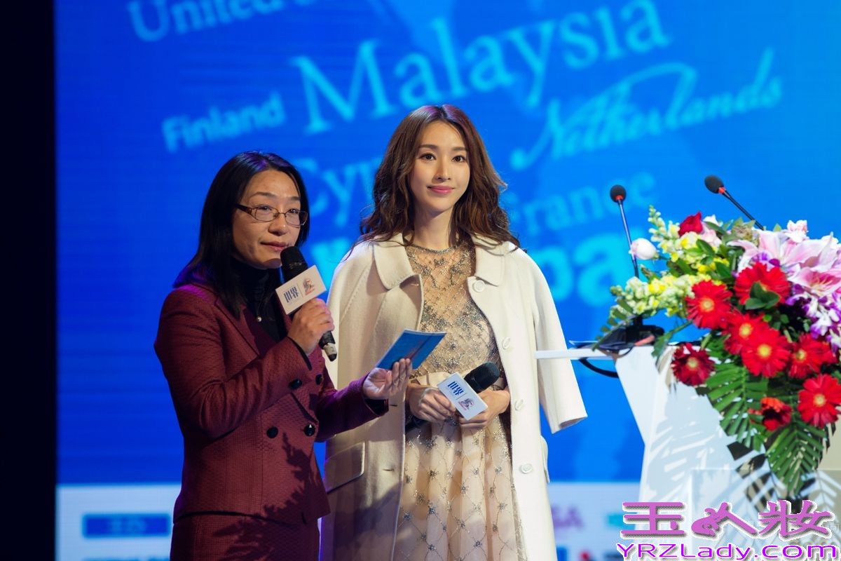 昨日，演员张俪不惧严寒天气，一天之内连续赶场忙通告，下午为某品牌活动站台，晚上又盛装出席《世界》杂志2013旅游盛典颁奖礼，并获＂魅力明星旅行家＂称号。先捞金再拿奖，刚从片场回京的张俪可谓马不停蹄。一直活跃在电视屏幕上的张俪，被媒体盛赞为“工作狂”，电视剧抢滩各大卫视，全年无休辗转各地拍戏。此次为某高端数码新品站台宣传，当天她以一身粉色花苞裙亮相，大方分享自己使用电子产品时的私密小故事，更现场爆料恩师赵宝刚导演也是“游戏控”，玩起单机游戏来曾经称霸剧组。