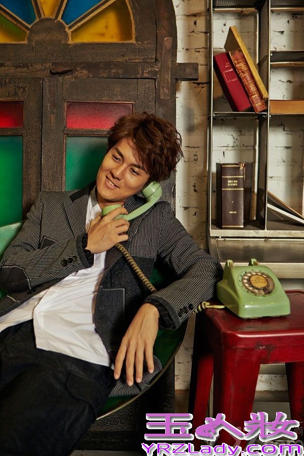 近日，吴克羣为《1626》杂志拍摄的封面和内页写真曝光。吴克羣复古装扮帅气出镜，扮演一位音乐诗人。据悉，由吴克羣携手张静初主演的电影《脱轨时代》即将上映。