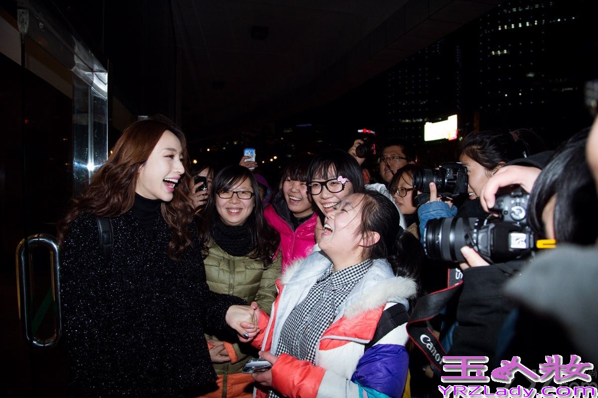 昨日，演员张俪不惧严寒天气，一天之内连续赶场忙通告，下午为某品牌活动站台，晚上又盛装出席《世界》杂志2013旅游盛典颁奖礼，并获＂魅力明星旅行家＂称号。先捞金再拿奖，刚从片场回京的张俪可谓马不停蹄。一直活跃在电视屏幕上的张俪，被媒体盛赞为“工作狂”，电视剧抢滩各大卫视，全年无休辗转各地拍戏。此次为某高端数码新品站台宣传，当天她以一身粉色花苞裙亮相，大方分享自己使用电子产品时的私密小故事，更现场爆料恩师赵宝刚导演也是“游戏控”，玩起单机游戏来曾经称霸剧组。