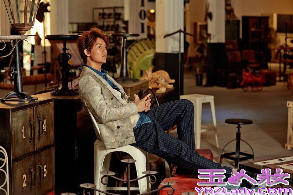 近日，吴克羣为《1626》杂志拍摄的封面和内页写真曝光。吴克羣复古装扮帅气出镜，扮演一位音乐诗人。据悉，由吴克羣携手张静初主演的电影《脱轨时代》即将上映。