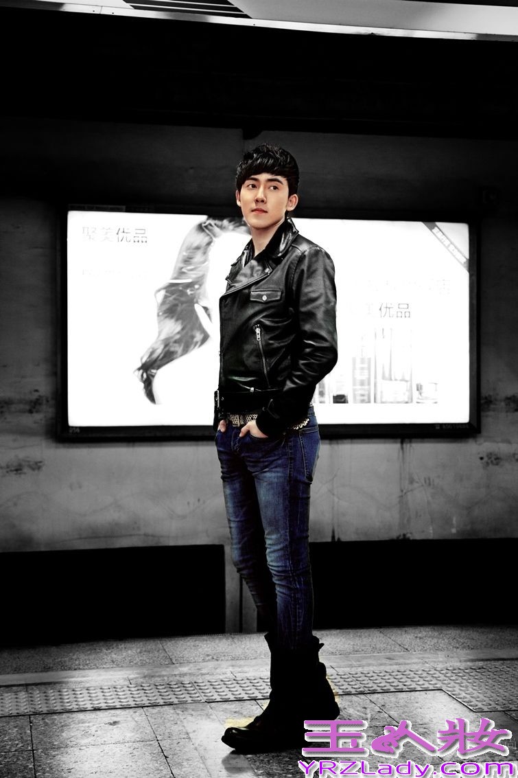 近日，演员张睿曝光一组时尚写真，片中张睿身着黑色皮衣，酷劲十足，尽显型男风范。由张睿、李晟主演《花雾》番外的《笑女孩与傻男孩》上线几日来网络点击量已突破千万。