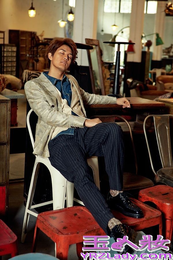 近日，吴克羣为《1626》杂志拍摄的封面和内页写真曝光。吴克羣复古装扮帅气出镜，扮演一位音乐诗人。据悉，由吴克羣携手张静初主演的电影《脱轨时代》即将上映。