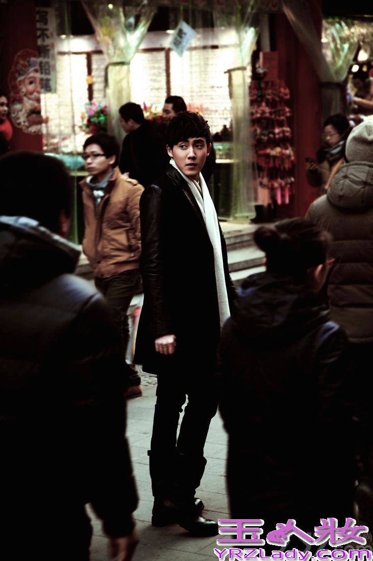 近日，演员张睿曝光一组时尚写真，片中张睿身着黑色皮衣，酷劲十足，尽显型男风范。由张睿、李晟主演《花雾》番外的《笑女孩与傻男孩》上线几日来网络点击量已突破千万。
