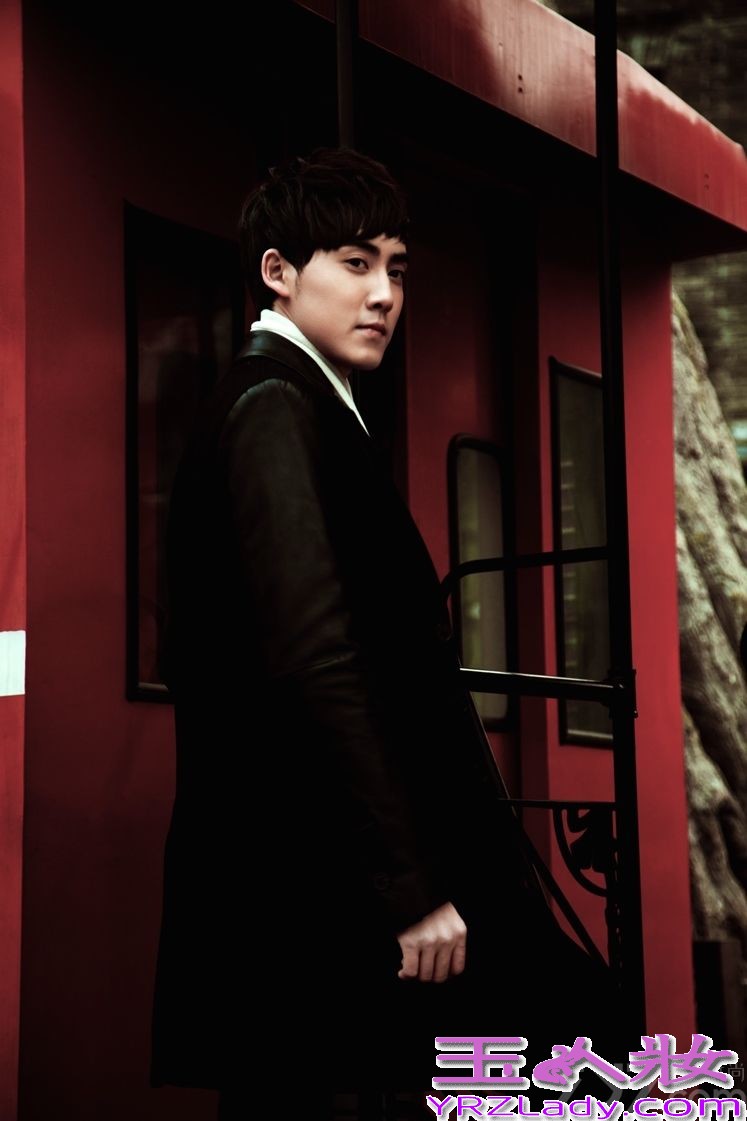 近日，演员张睿曝光一组时尚写真，片中张睿身着黑色皮衣，酷劲十足，尽显型男风范。由张睿、李晟主演《花雾》番外的《笑女孩与傻男孩》上线几日来网络点击量已突破千万。