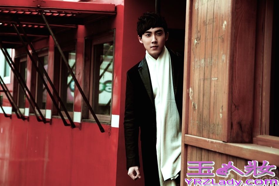 近日，演员张睿曝光一组时尚写真，片中张睿身着黑色皮衣，酷劲十足，尽显型男风范。由张睿、李晟主演《花雾》番外的《笑女孩与傻男孩》上线几日来网络点击量已突破千万。