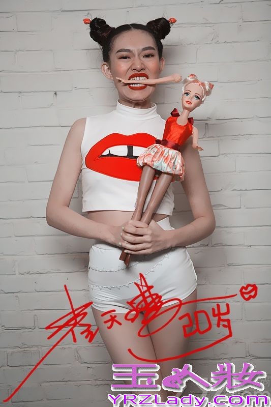 日前，歌手崔天琪在“争议声”中再度推出全新造型写真。原以为会有所收敛的崔天琪，却继续走自己前卫、大胆的路线，毫不顾忌旁人的看法，女汉子个性反而备受好评。面对种种质疑声，崔天琪回应这原本就是自己喜欢的路线，会走到底，不管别人怎么看。
 
据悉，崔天琪的全新单曲《20岁》推出之后，尽管受到“抄袭”的质疑，却丝毫没有影响歌曲的成绩，这点让崔天琪倍感欣慰，并坦言相信早晚有一天自己会得到真正的认可。而《20岁》的MV也预计在11月底正式和大家见面，据透露，崔天琪的这支MV将把刺激玩儿到底，会有更加让人意想不到的冲击。