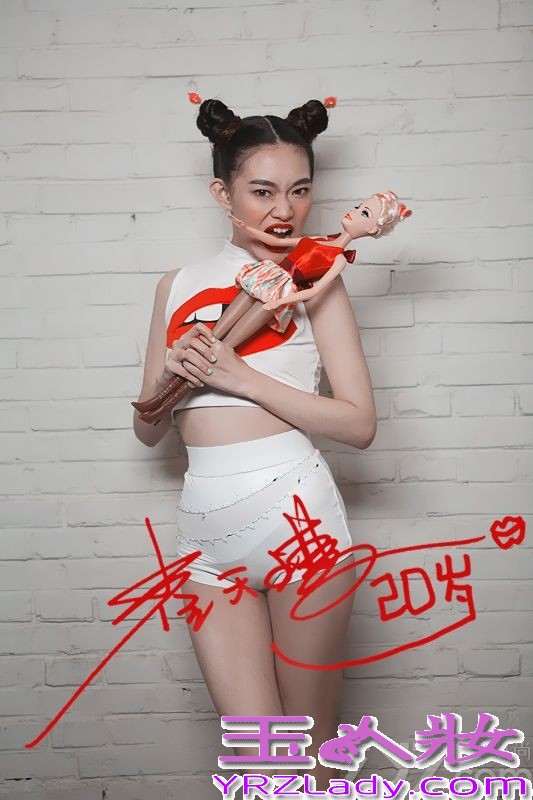 日前，歌手崔天琪在“争议声”中再度推出全新造型写真。原以为会有所收敛的崔天琪，却继续走自己前卫、大胆的路线，毫不顾忌旁人的看法，女汉子个性反而备受好评。面对种种质疑声，崔天琪回应这原本就是自己喜欢的路线，会走到底，不管别人怎么看。
 
据悉，崔天琪的全新单曲《20岁》推出之后，尽管受到“抄袭”的质疑，却丝毫没有影响歌曲的成绩，这点让崔天琪倍感欣慰，并坦言相信早晚有一天自己会得到真正的认可。而《20岁》的MV也预计在11月底正式和大家见面，据透露，崔天琪的这支MV将把刺激玩儿到底，会有更加让人意想不到的冲击。