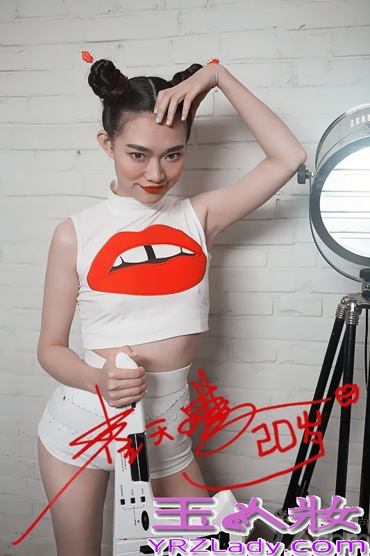 日前，歌手崔天琪在“争议声”中再度推出全新造型写真。原以为会有所收敛的崔天琪，却继续走自己前卫、大胆的路线，毫不顾忌旁人的看法，女汉子个性反而备受好评。面对种种质疑声，崔天琪回应这原本就是自己喜欢的路线，会走到底，不管别人怎么看。
 
据悉，崔天琪的全新单曲《20岁》推出之后，尽管受到“抄袭”的质疑，却丝毫没有影响歌曲的成绩，这点让崔天琪倍感欣慰，并坦言相信早晚有一天自己会得到真正的认可。而《20岁》的MV也预计在11月底正式和大家见面，据透露，崔天琪的这支MV将把刺激玩儿到底，会有更加让人意想不到的冲击。