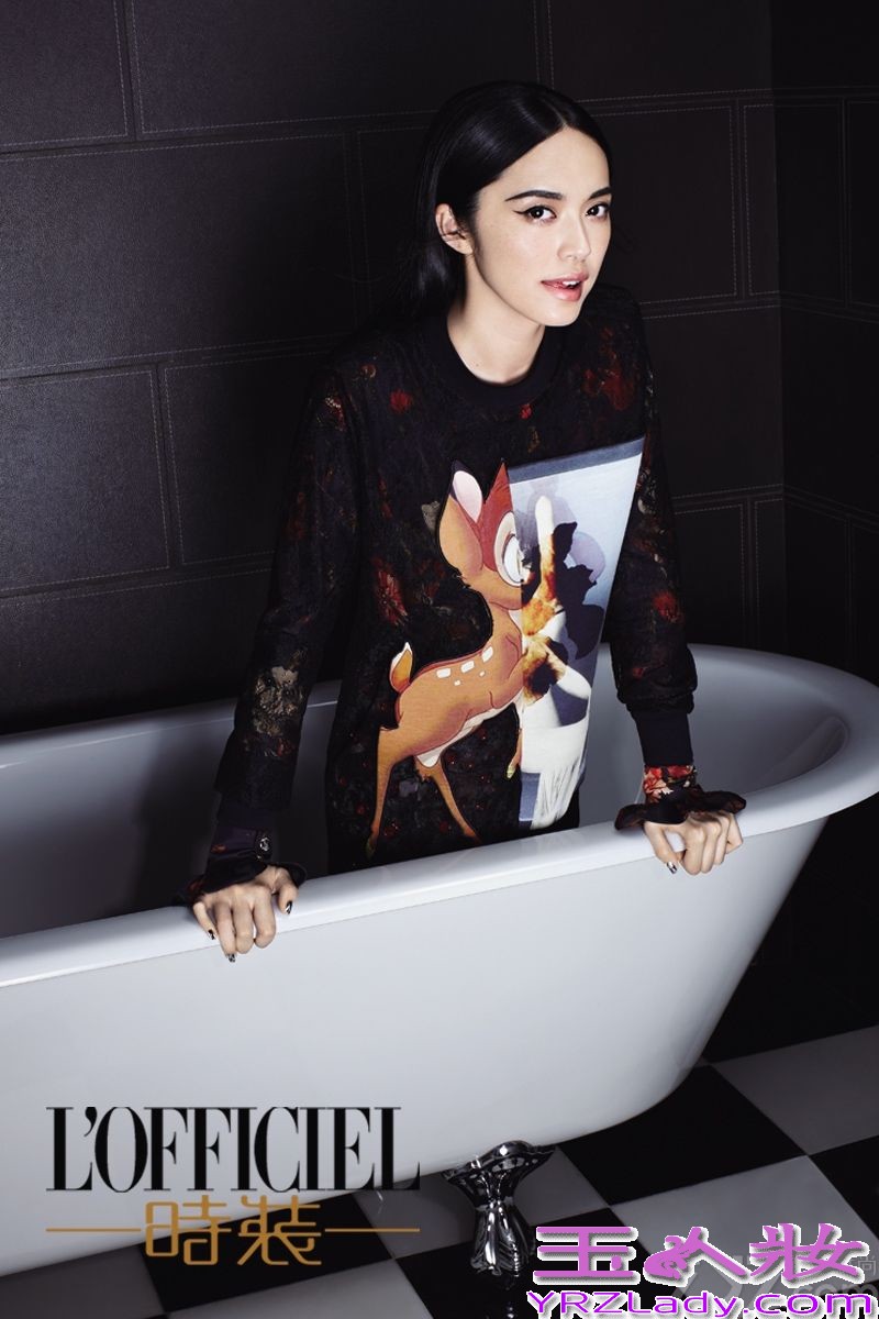 近日，姚晨为《时装L’OFFICIEL》杂志拍摄的封面写真大片曝光。图中姚晨身着黑色薄纱露背礼裙时而优雅性感，时而白色修身长晚礼裙加身典雅大气，时而又身着小鹿斑比印花T恤跪在浴缸里可爱俏皮。而成为母亲不仅是孕育了一个新的生命，对姚晨来说也像是接受了人生洗礼，将她曾蕴藏体内的女性魅力彻底激发了出来，让她看上去那么好那么美。