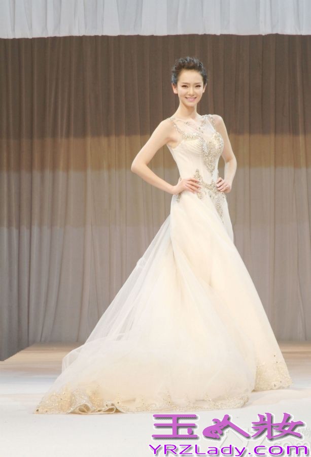 日前，戚薇出席2013时尚新娘婚尚盛典，献出压轴婚纱秀。由于在新作《失窃之物》中饰演的杀手“薇若妮卡”太深入人心，活动当日在一众模特后压轴登场的戚薇显现出“杀手戚”的强大气场，惊艳四座，好似为《失窃之物》开放式的结尾上演了另外一个幸福结局。被媒体问到是否有结婚打算，戚薇表示，目前全部的经历都在工作上，恐怕无暇考虑终身大事。 