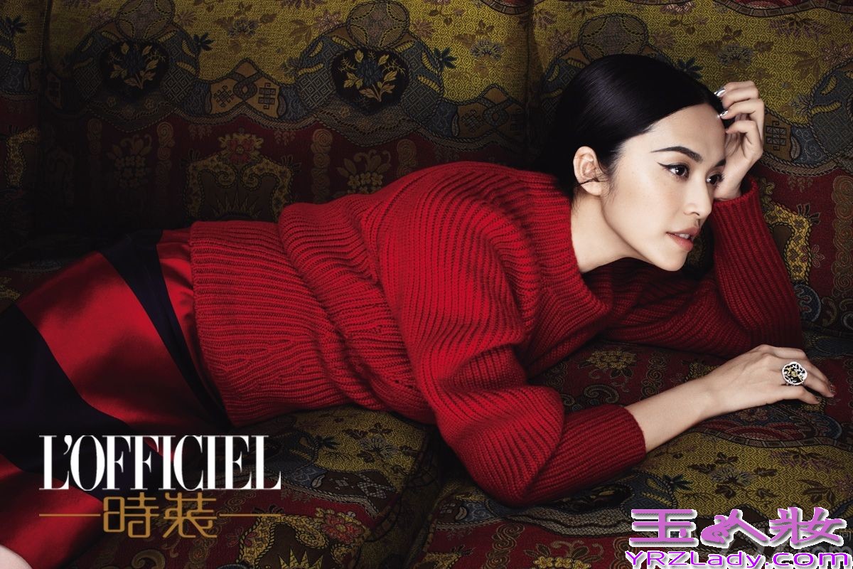 近日，姚晨为《时装L’OFFICIEL》杂志拍摄的封面写真大片曝光。图中姚晨身着黑色薄纱露背礼裙时而优雅性感，时而白色修身长晚礼裙加身典雅大气，时而又身着小鹿斑比印花T恤跪在浴缸里可爱俏皮。而成为母亲不仅是孕育了一个新的生命，对姚晨来说也像是接受了人生洗礼，将她曾蕴藏体内的女性魅力彻底激发了出来，让她看上去那么好那么美。