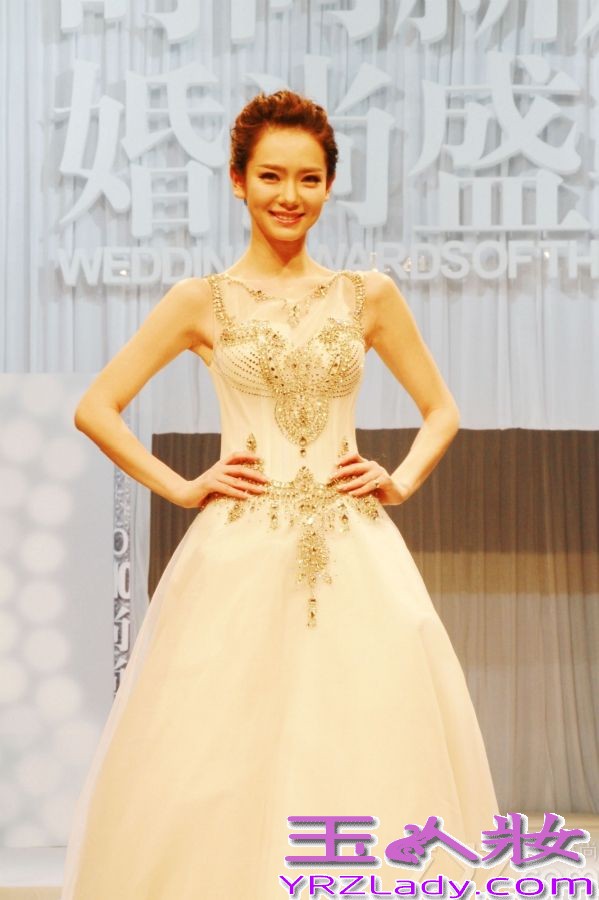 日前，戚薇出席2013时尚新娘婚尚盛典，献出压轴婚纱秀。由于在新作《失窃之物》中饰演的杀手“薇若妮卡”太深入人心，活动当日在一众模特后压轴登场的戚薇显现出“杀手戚”的强大气场，惊艳四座，好似为《失窃之物》开放式的结尾上演了另外一个幸福结局。被媒体问到是否有结婚打算，戚薇表示，目前全部的经历都在工作上，恐怕无暇考虑终身大事。 