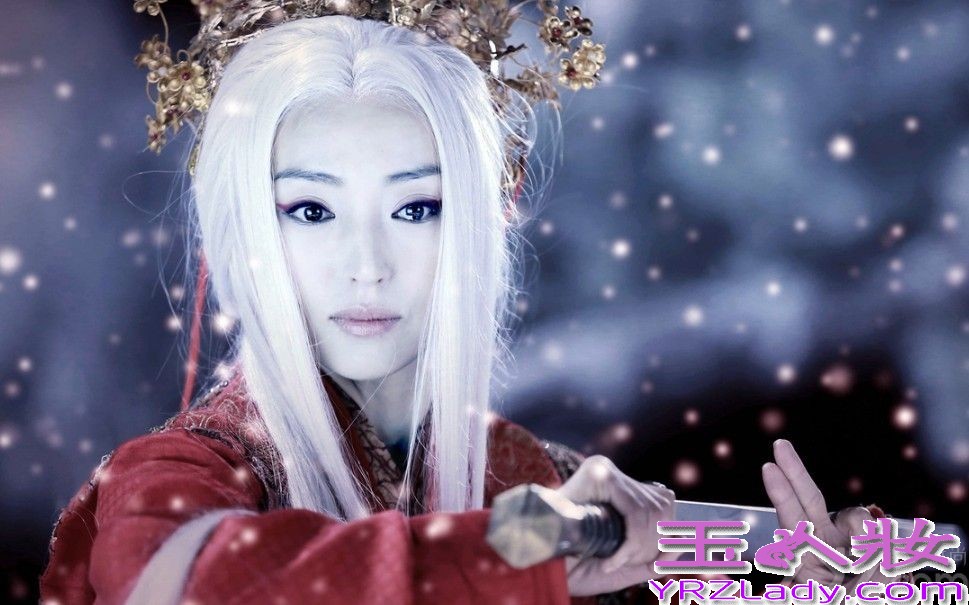 今日，《神雕侠侣》剧组再度曝光了一组由董璇所饰演的“古墓派”创始人林朝英精美剧照，相比于前两日曝光的清丽脱俗白裙装，此番董璇的造型以一袭大胆白发配以红衣连裙霸气亮相震慑人心，将剧中人物“祖师婆婆”林朝英的锐气冷艳完美呈现。剧照中，董璇霸气凛冽，红衣白发震撼呼应，神情决绝凄苦，将对王重阳的爱恨情仇化泪挥洒，董璇的传神演绎我见犹怜直抵人心。这与前几日曝光的另一组被网友惊呼“最美林朝英”的白衣清纯照形成巨大反差且交相呼应，一柔一刚一纯一魅，无不将董璇的多角度美丽展露无疑，美艳程度再度让网友大呼“这才是姑姑”。