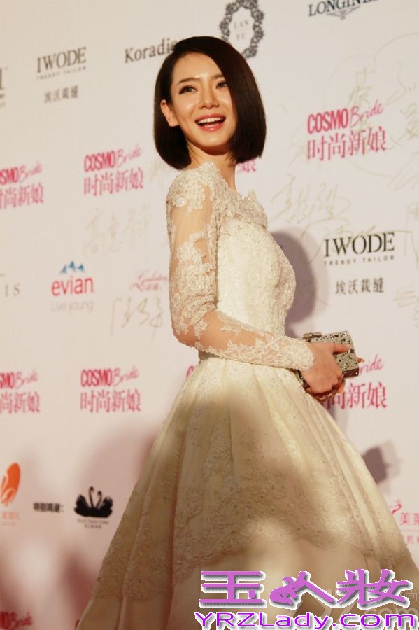 日前，戚薇出席2013时尚新娘婚尚盛典，献出压轴婚纱秀。由于在新作《失窃之物》中饰演的杀手“薇若妮卡”太深入人心，活动当日在一众模特后压轴登场的戚薇显现出“杀手戚”的强大气场，惊艳四座，好似为《失窃之物》开放式的结尾上演了另外一个幸福结局。被媒体问到是否有结婚打算，戚薇表示，目前全部的经历都在工作上，恐怕无暇考虑终身大事。 