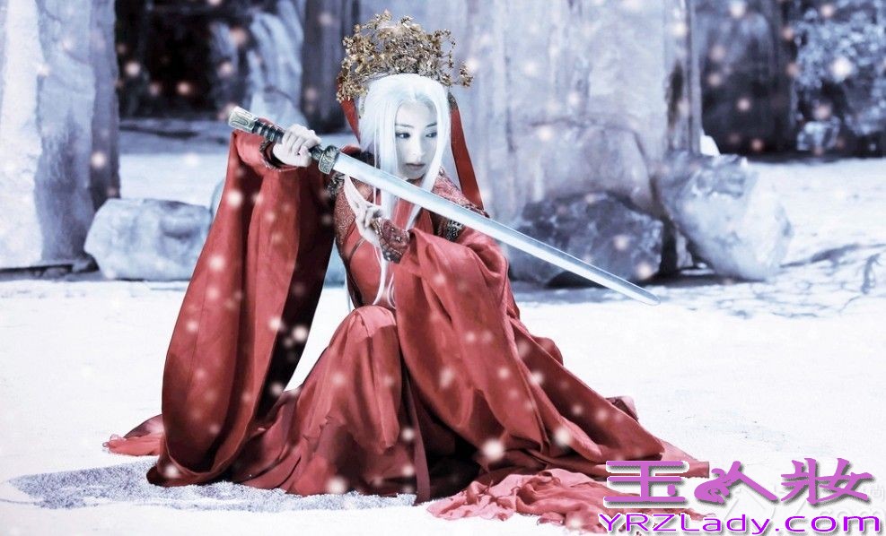 今日，《神雕侠侣》剧组再度曝光了一组由董璇所饰演的“古墓派”创始人林朝英精美剧照，相比于前两日曝光的清丽脱俗白裙装，此番董璇的造型以一袭大胆白发配以红衣连裙霸气亮相震慑人心，将剧中人物“祖师婆婆”林朝英的锐气冷艳完美呈现。剧照中，董璇霸气凛冽，红衣白发震撼呼应，神情决绝凄苦，将对王重阳的爱恨情仇化泪挥洒，董璇的传神演绎我见犹怜直抵人心。这与前几日曝光的另一组被网友惊呼“最美林朝英”的白衣清纯照形成巨大反差且交相呼应，一柔一刚一纯一魅，无不将董璇的多角度美丽展露无疑，美艳程度再度让网友大呼“这才是姑姑”。