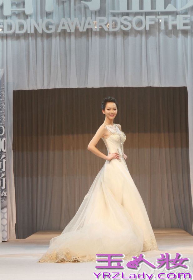 日前，戚薇出席2013时尚新娘婚尚盛典，献出压轴婚纱秀。由于在新作《失窃之物》中饰演的杀手“薇若妮卡”太深入人心，活动当日在一众模特后压轴登场的戚薇显现出“杀手戚”的强大气场，惊艳四座，好似为《失窃之物》开放式的结尾上演了另外一个幸福结局。被媒体问到是否有结婚打算，戚薇表示，目前全部的经历都在工作上，恐怕无暇考虑终身大事。 