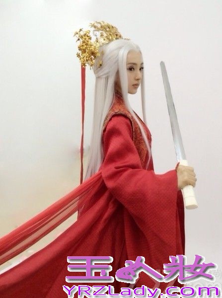 今日，《神雕侠侣》剧组再度曝光了一组由董璇所饰演的“古墓派”创始人林朝英精美剧照，相比于前两日曝光的清丽脱俗白裙装，此番董璇的造型以一袭大胆白发配以红衣连裙霸气亮相震慑人心，将剧中人物“祖师婆婆”林朝英的锐气冷艳完美呈现。剧照中，董璇霸气凛冽，红衣白发震撼呼应，神情决绝凄苦，将对王重阳的爱恨情仇化泪挥洒，董璇的传神演绎我见犹怜直抵人心。这与前几日曝光的另一组被网友惊呼“最美林朝英”的白衣清纯照形成巨大反差且交相呼应，一柔一刚一纯一魅，无不将董璇的多角度美丽展露无疑，美艳程度再度让网友大呼“这才是姑姑”。