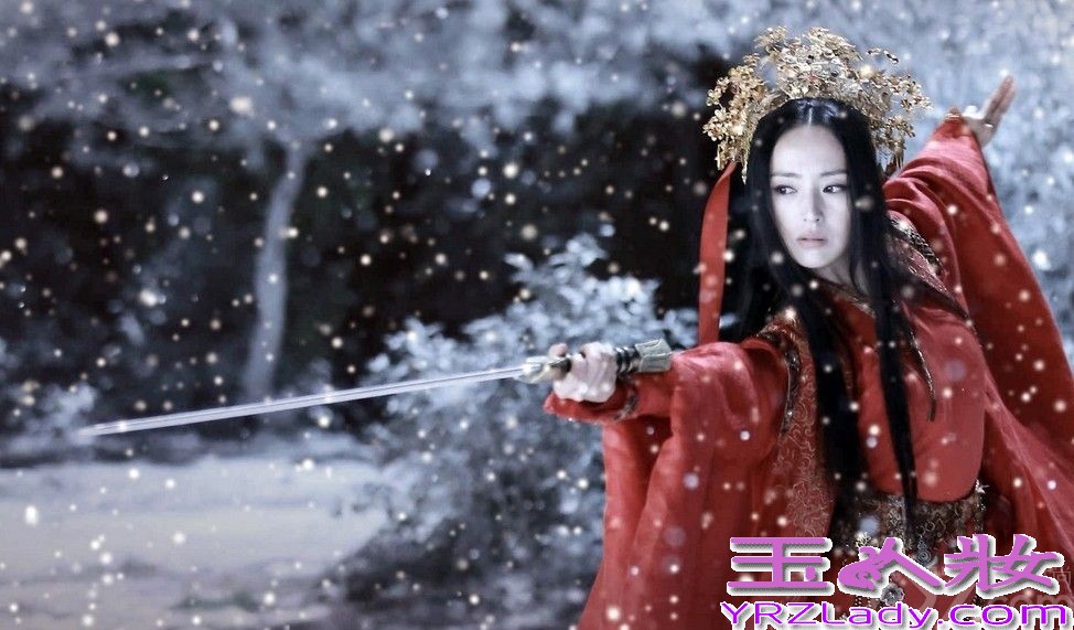 今日，《神雕侠侣》剧组再度曝光了一组由董璇所饰演的“古墓派”创始人林朝英精美剧照，相比于前两日曝光的清丽脱俗白裙装，此番董璇的造型以一袭大胆白发配以红衣连裙霸气亮相震慑人心，将剧中人物“祖师婆婆”林朝英的锐气冷艳完美呈现。剧照中，董璇霸气凛冽，红衣白发震撼呼应，神情决绝凄苦，将对王重阳的爱恨情仇化泪挥洒，董璇的传神演绎我见犹怜直抵人心。这与前几日曝光的另一组被网友惊呼“最美林朝英”的白衣清纯照形成巨大反差且交相呼应，一柔一刚一纯一魅，无不将董璇的多角度美丽展露无疑，美艳程度再度让网友大呼“这才是姑姑”。