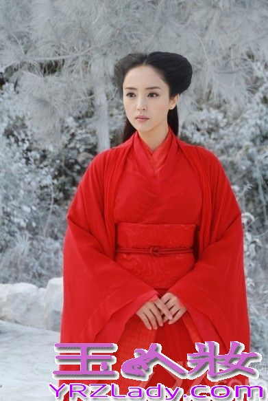 今日，《神雕侠侣》剧组再度曝光了一组由董璇所饰演的“古墓派”创始人林朝英精美剧照，相比于前两日曝光的清丽脱俗白裙装，此番董璇的造型以一袭大胆白发配以红衣连裙霸气亮相震慑人心，将剧中人物“祖师婆婆”林朝英的锐气冷艳完美呈现。剧照中，董璇霸气凛冽，红衣白发震撼呼应，神情决绝凄苦，将对王重阳的爱恨情仇化泪挥洒，董璇的传神演绎我见犹怜直抵人心。这与前几日曝光的另一组被网友惊呼“最美林朝英”的白衣清纯照形成巨大反差且交相呼应，一柔一刚一纯一魅，无不将董璇的多角度美丽展露无疑，美艳程度再度让网友大呼“这才是姑姑”。