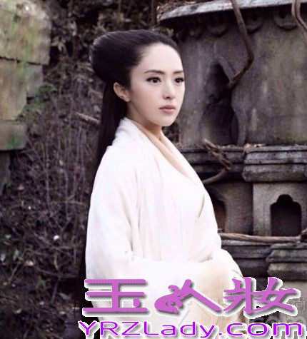 今日，《神雕侠侣》剧组再度曝光了一组由董璇所饰演的“古墓派”创始人林朝英精美剧照，相比于前两日曝光的清丽脱俗白裙装，此番董璇的造型以一袭大胆白发配以红衣连裙霸气亮相震慑人心，将剧中人物“祖师婆婆”林朝英的锐气冷艳完美呈现。剧照中，董璇霸气凛冽，红衣白发震撼呼应，神情决绝凄苦，将对王重阳的爱恨情仇化泪挥洒，董璇的传神演绎我见犹怜直抵人心。这与前几日曝光的另一组被网友惊呼“最美林朝英”的白衣清纯照形成巨大反差且交相呼应，一柔一刚一纯一魅，无不将董璇的多角度美丽展露无疑，美艳程度再度让网友大呼“这才是姑姑”。