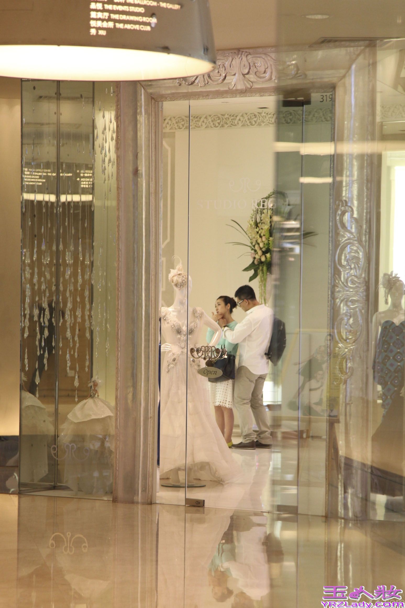 据悉，秦海璐和周迅主演的《红高粱》正在热拍，而秦海璐最近频频在媒体前曝光，气色和着装都发生了很大改变，风姿绰约、女人味十足，让人眼前一亮。此前，秦海璐出席金马奖50周年活动，红毯的造型被媒体大加赞赏，被称赞为“造型惊艳，有影后的强大气场”。而在最近被狗仔偷拍到的画面中，秦海璐也呈现出所未有的好状态，皮肤吹弹可破、造型独具匠心。据说这一切的幕后“操盘手”就是其男友王新军。