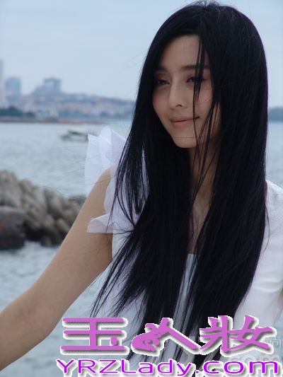 还记得范冰冰以金锁的身份出现在还珠格格里的造型吗？那时候的她青春可爱，活泼俏丽，范爷随即用她独特的魅力，演变到现在的时尚女神，除了性感诱惑的一面，范冰冰还以清纯著称，下面小编就来带你看看范冰冰早年的写真集，揭秘气质清纯美女照。