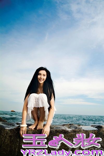 还记得范冰冰以金锁的身份出现在还珠格格里的造型吗？那时候的她青春可爱，活泼俏丽，范爷随即用她独特的魅力，演变到现在的时尚女神，除了性感诱惑的一面，范冰冰还以清纯著称，下面小编就来带你看看范冰冰早年的写真集，揭秘气质清纯美女照。